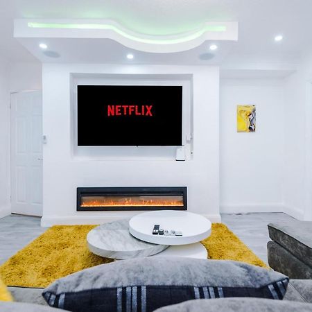 Nice Three Bedroom House In マンチェスター エクステリア 写真
