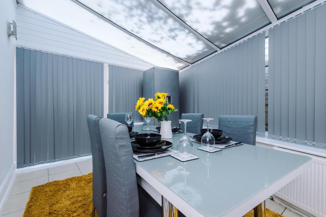 Nice Three Bedroom House In マンチェスター エクステリア 写真