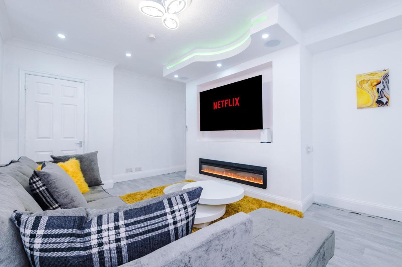 Nice Three Bedroom House In マンチェスター エクステリア 写真