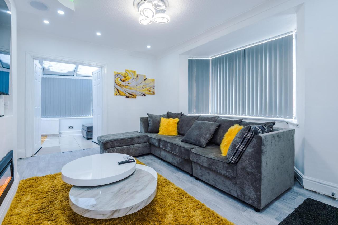 Nice Three Bedroom House In マンチェスター エクステリア 写真