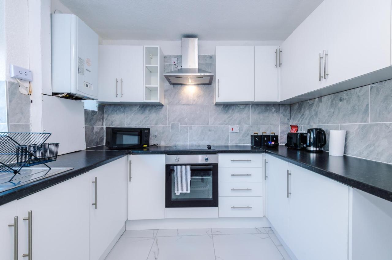 Nice Three Bedroom House In マンチェスター エクステリア 写真