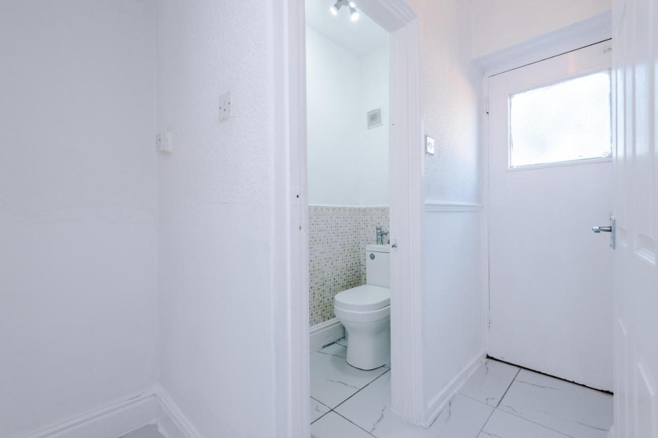 Nice Three Bedroom House In マンチェスター エクステリア 写真