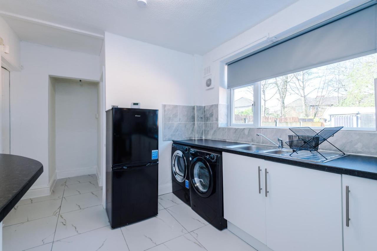 Nice Three Bedroom House In マンチェスター エクステリア 写真