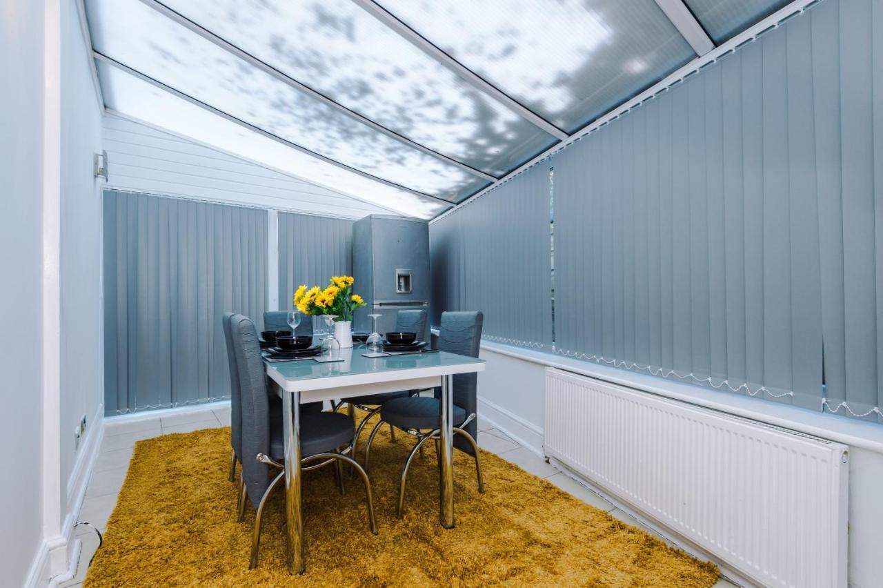 Nice Three Bedroom House In マンチェスター エクステリア 写真