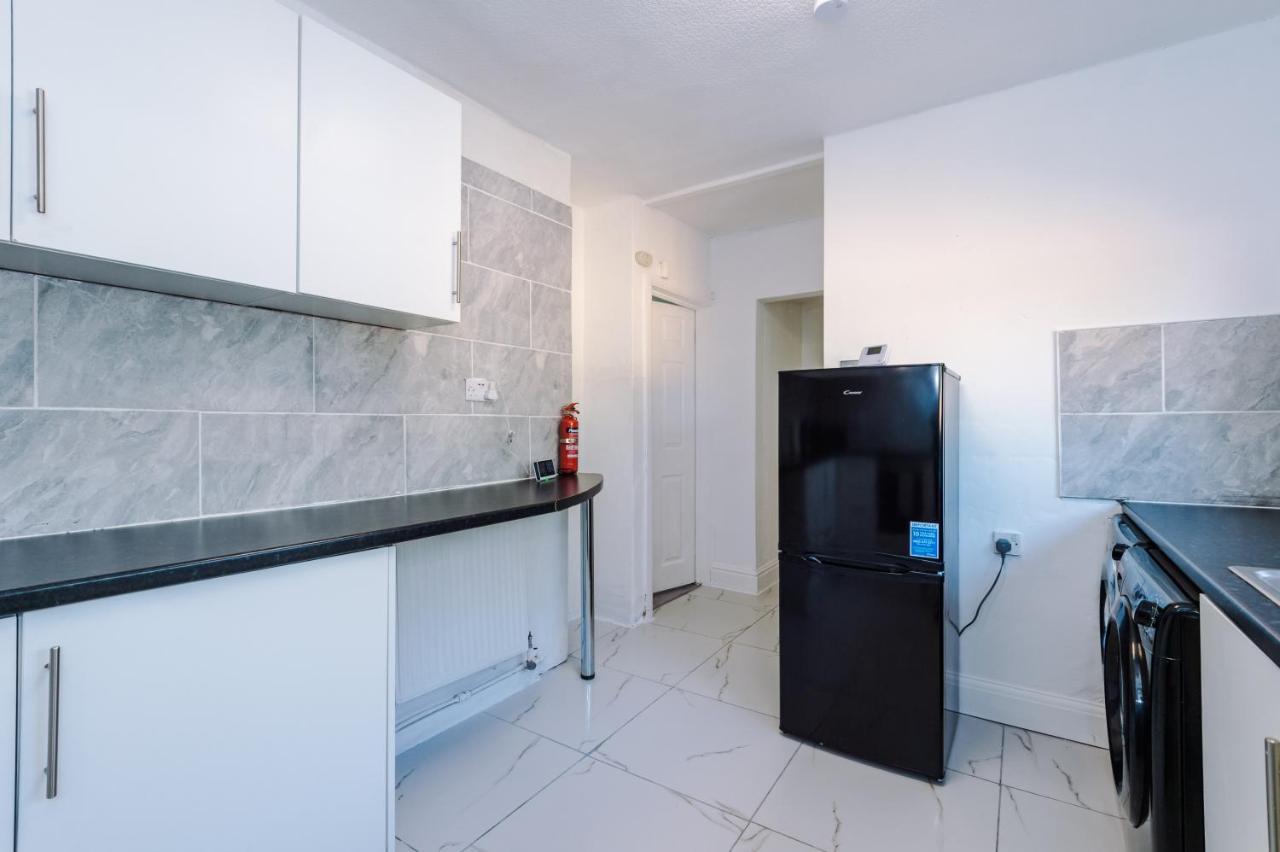 Nice Three Bedroom House In マンチェスター エクステリア 写真