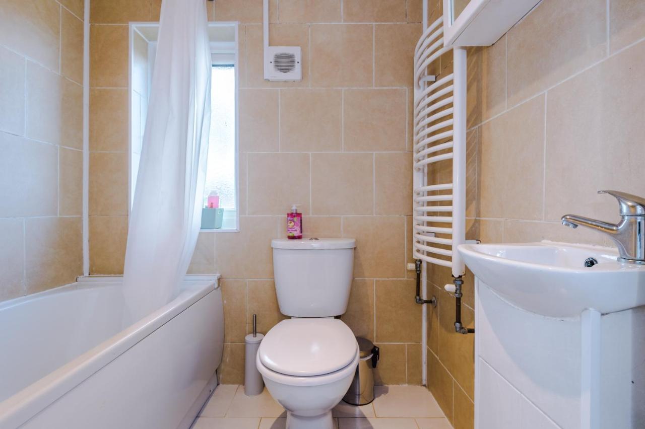 Nice Three Bedroom House In マンチェスター エクステリア 写真