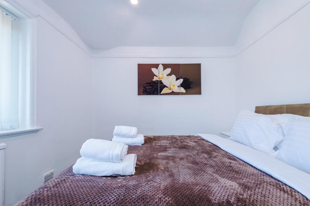 Nice Three Bedroom House In マンチェスター エクステリア 写真