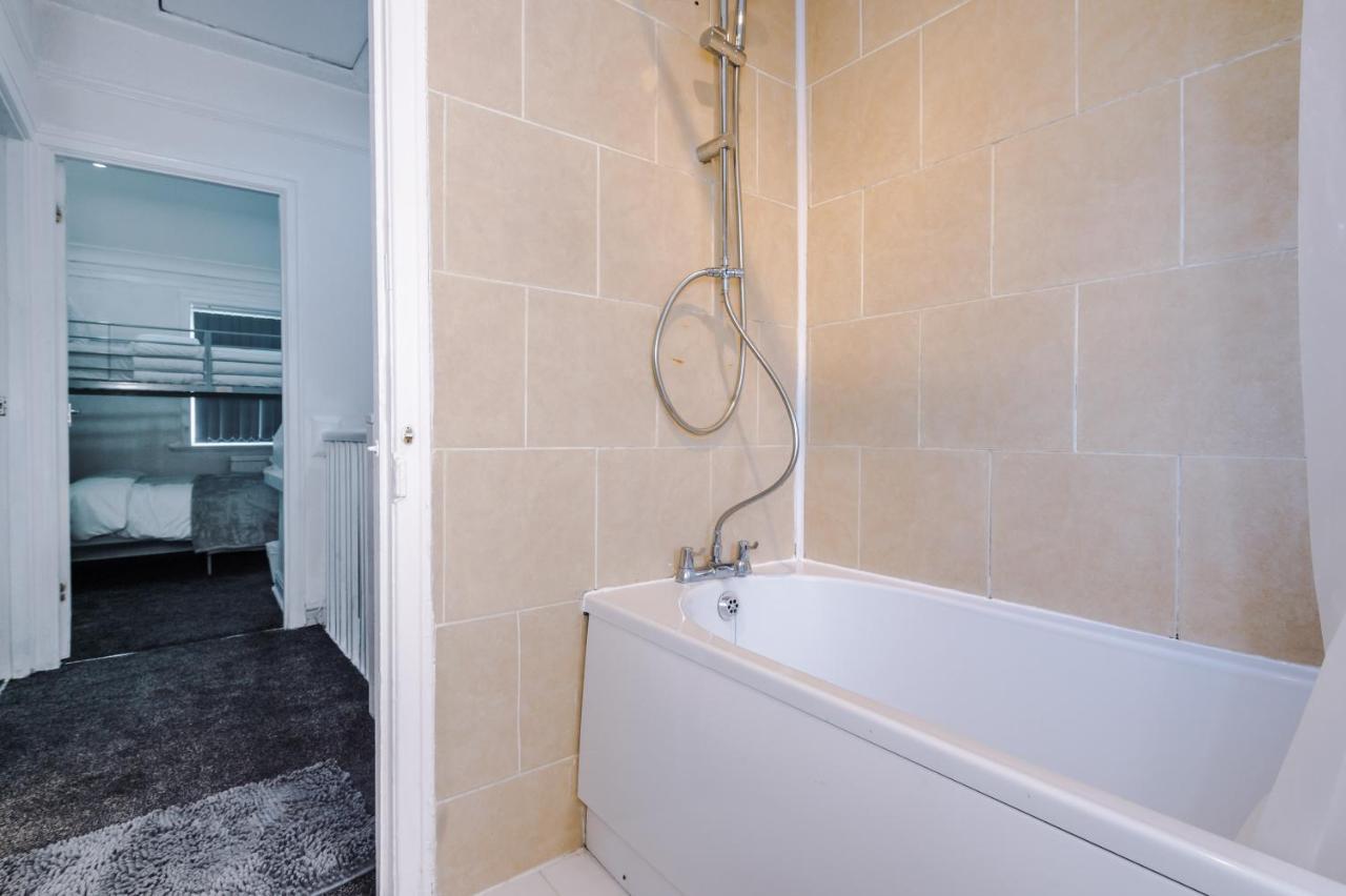 Nice Three Bedroom House In マンチェスター エクステリア 写真